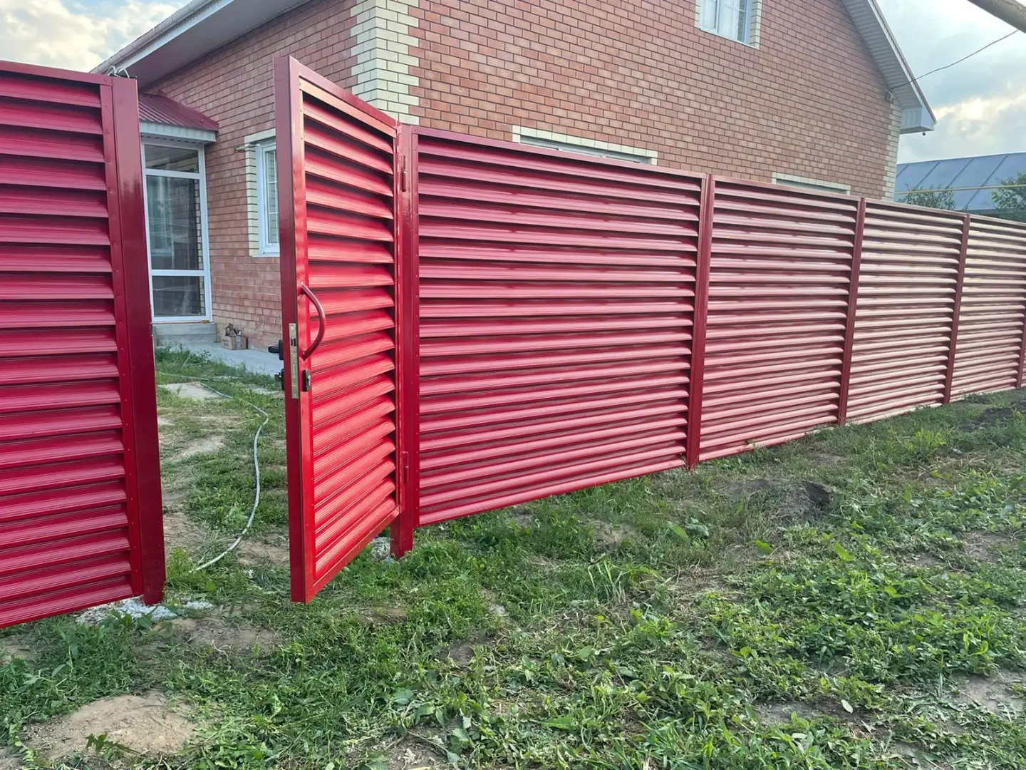 Забор-жалюзи из ламелей Еврожалюзи 24м RAL3003 Рубин фото 6 в Грозном