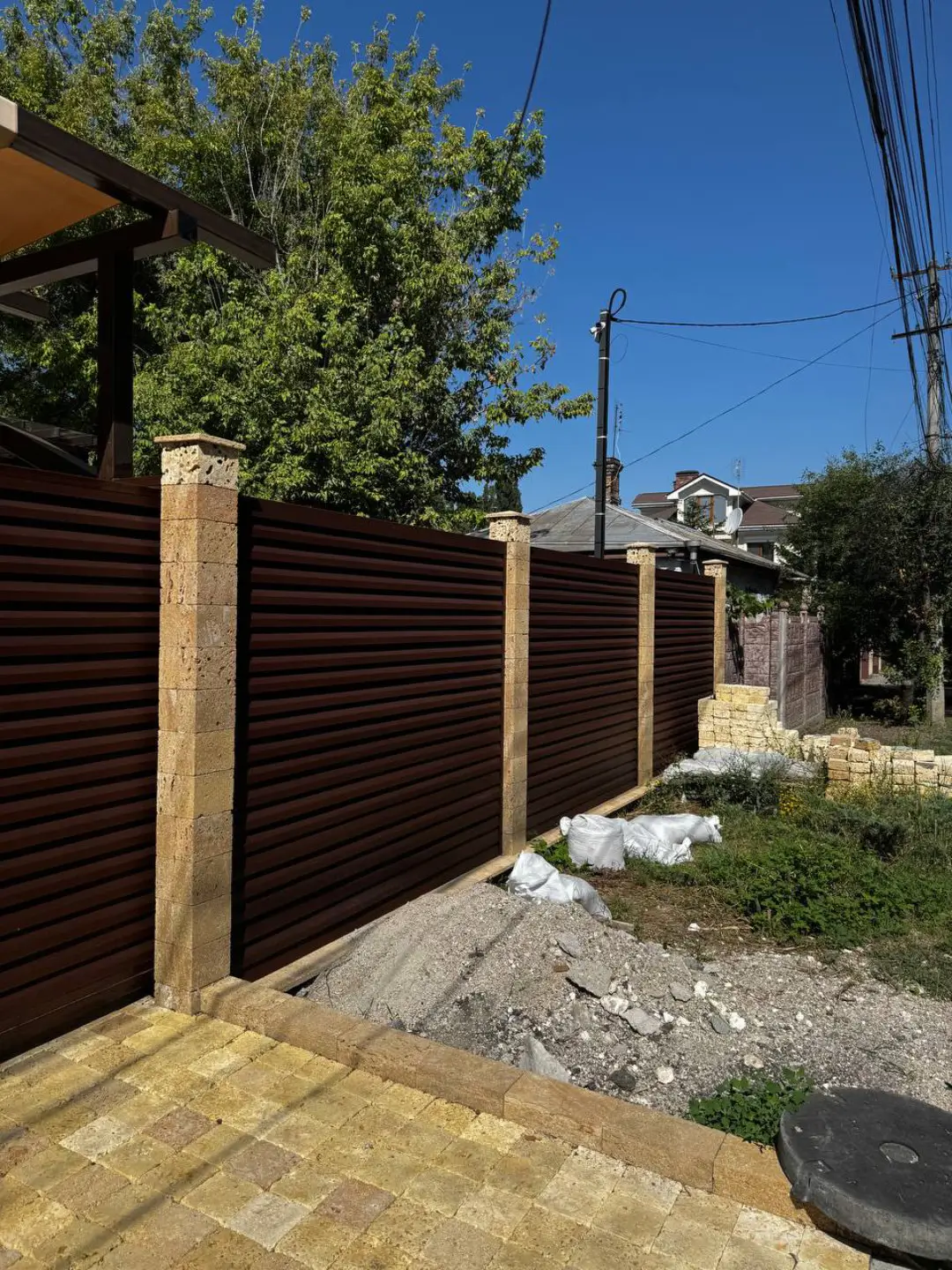 Забор-жалюзи из ламелей Реснички 12м RAL8017 Шоколад МАТТЕ фото 6 в Грозном