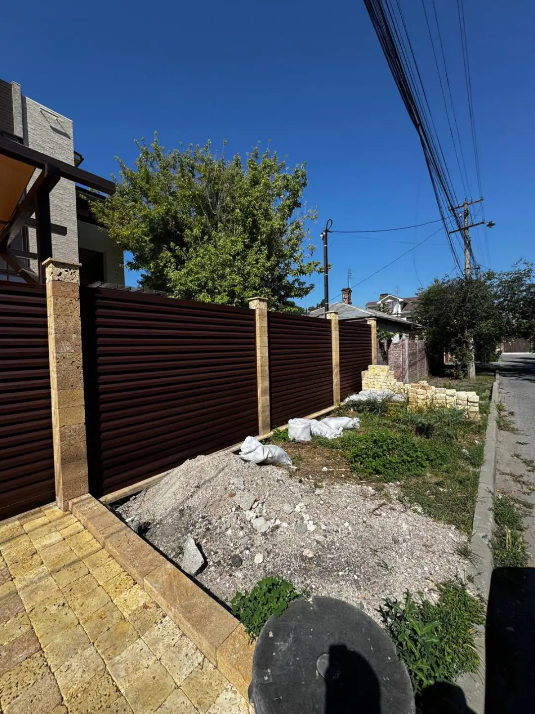 Забор-жалюзи из ламелей Реснички 12м RAL8017 Шоколад МАТТЕ фото 5 в Грозном