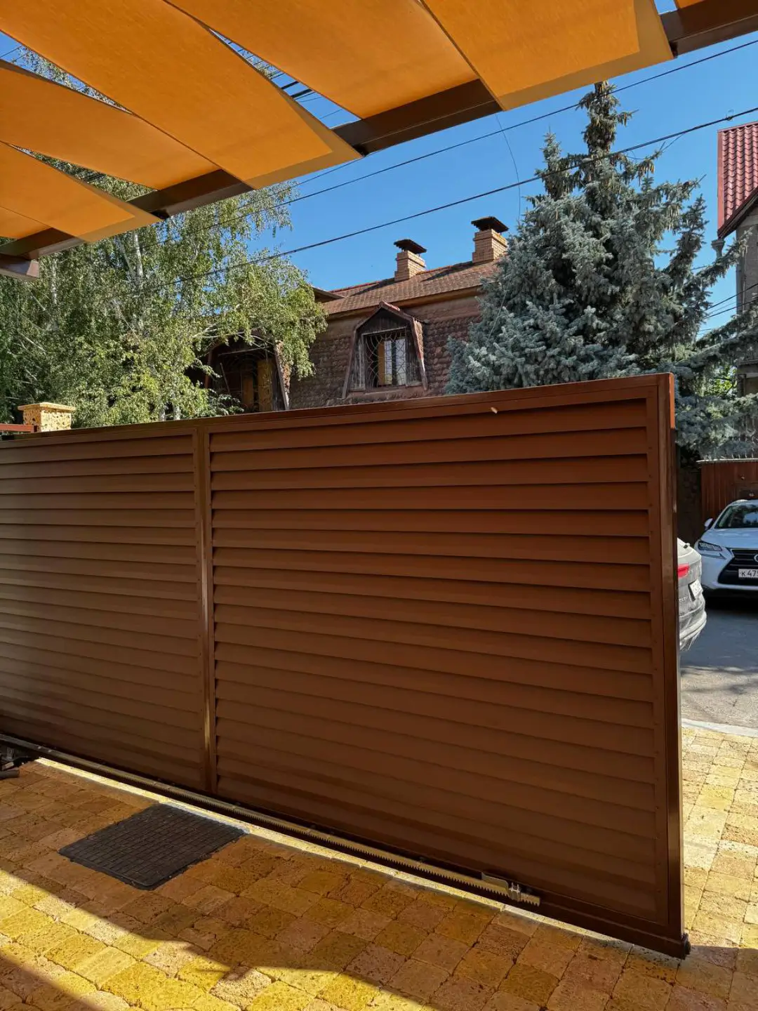 Забор-жалюзи из ламелей Реснички 12м RAL8017 Шоколад МАТТЕ фото 3 в Грозном
