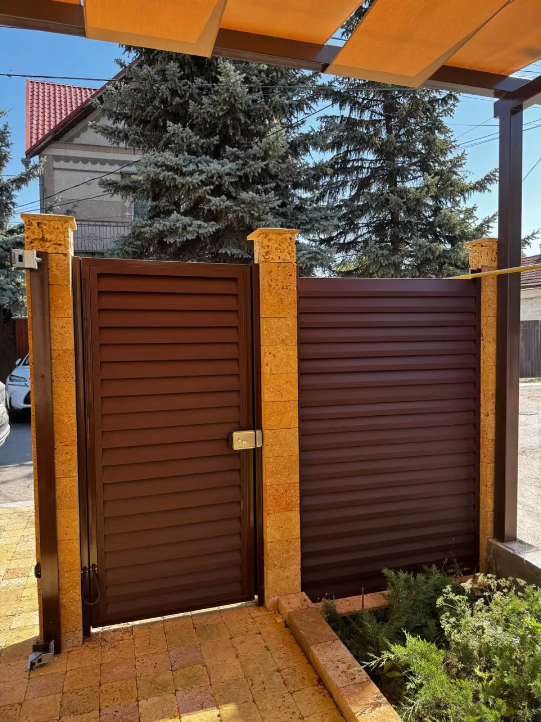 Забор-жалюзи из ламелей Реснички 12м RAL8017 Шоколад МАТТЕ фото 1 в Грозном